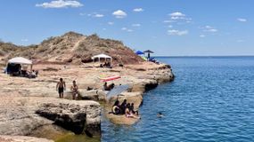 Pasaba la tarde en los acantilados de Mari Menuco y se le incendió la camioneta | LM Neuquen Pasaba la tarde en los acantilados de Mari Menuco y se le incendió la camioneta