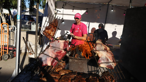 La Fiesta de la Confluencia está poblada por cientos de carros de comida. | LM Neuquen La Fiesta de la Confluencia está poblada por cientos de carros de comida.