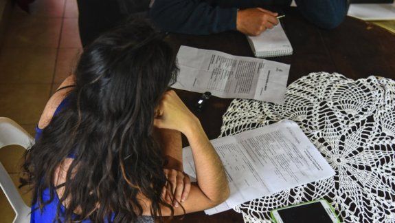 Yanina llegó hace dos años a Comodoro Rivadavia para trabajar de empleada doméstica. Dice que su ex pareja, hace semanas, la golpeó salvajemente.