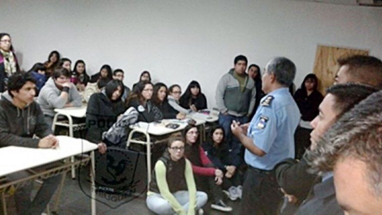 El comisario Andrés Bengolea dialogó con los estudiantes universitarios.