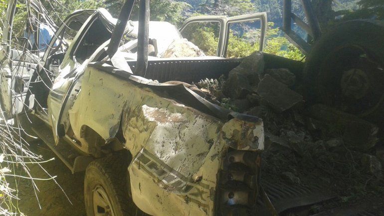 La camioneta quedó destruida por el peso de las piedras.
