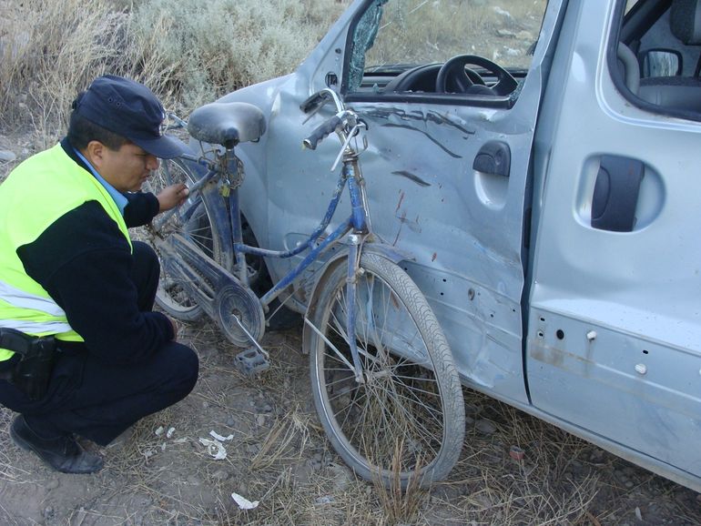 El perito analizando uno de los más de 2.000 siniestro que ha tenido que investigar en su carrera. El perito analizando uno de los más de 2.000 siniestro que ha tenido que investigar en su carrera.