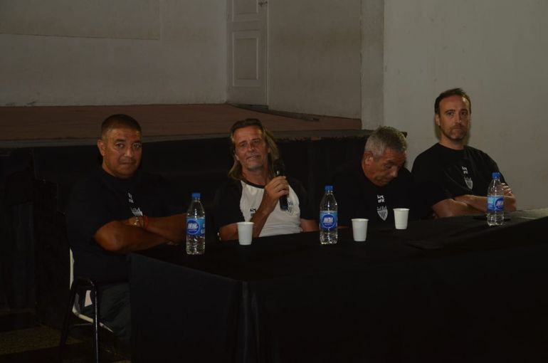 Cravero estuvo acompañado por Bastías, quien advirtió que emprenderán la búsqueda de un nuevo técnico. Cravero estuvo acompañado por Bastías, quien advirtió que emprenderán la búsqueda de un nuevo técnico.