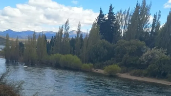 El cuerpo estaba cerca del nacimiento del río Limay, a orillas del Nahuel Huapi. Foto gentileza El Cordillerano. El cuerpo estaba cerca del nacimiento del río Limay, a orillas del Nahuel Huapi. Foto gentileza El Cordillerano.