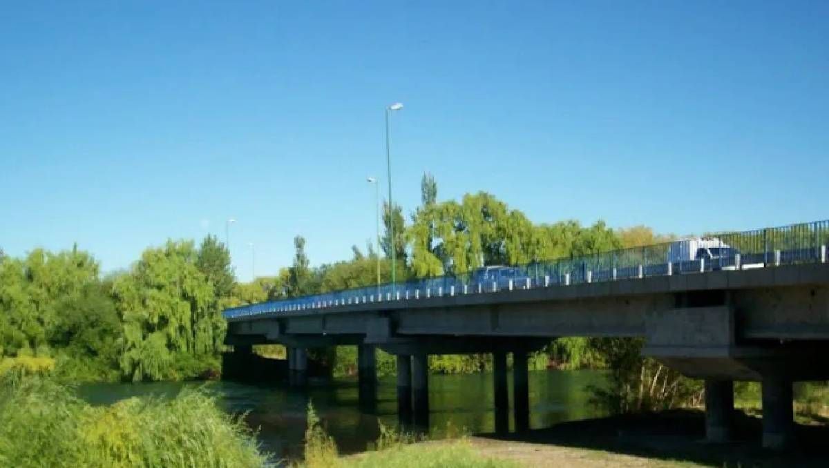 El puente que une a Centenario con Cinco Saltos.