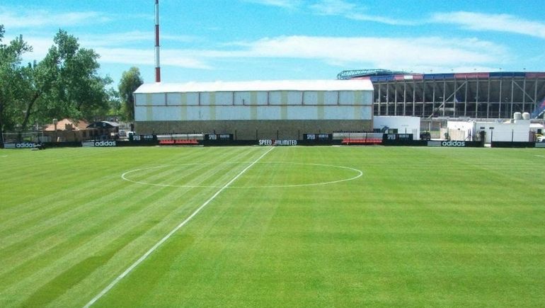 La cancha de Riestra y de fondo, el estadio de San Lorenzo. La cancha de Riestra y de fondo, el estadio de San Lorenzo.