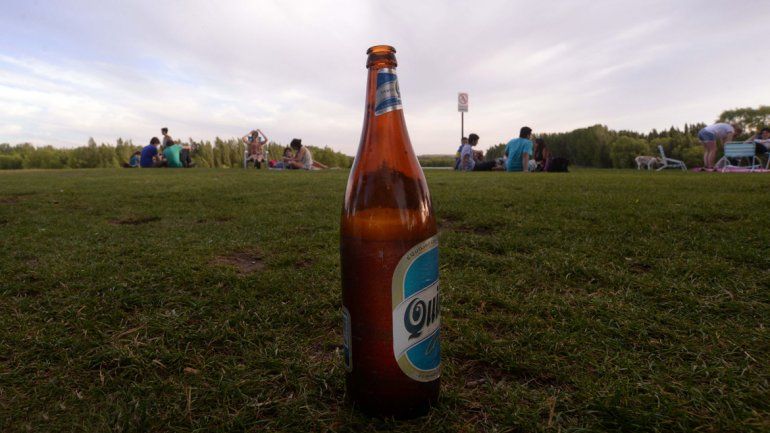 El Municipio busca controlar el consumo excesivo de alcohol en la zona de los balnearios de la ciudad.