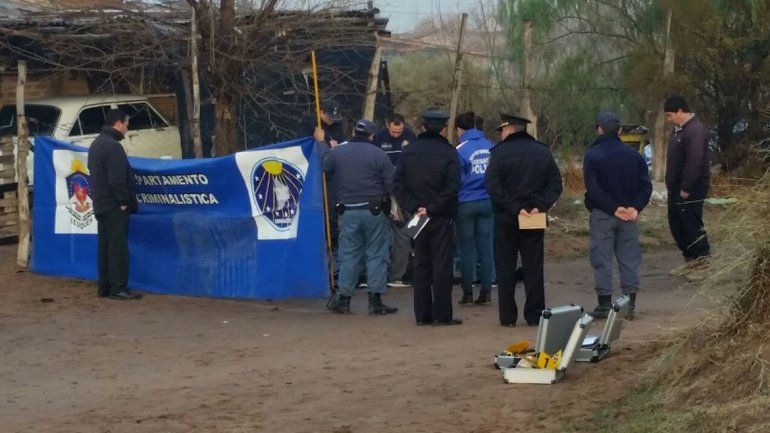 Encontraron a un hombre muerto en el medio de una calle de la toma Los Hornitos