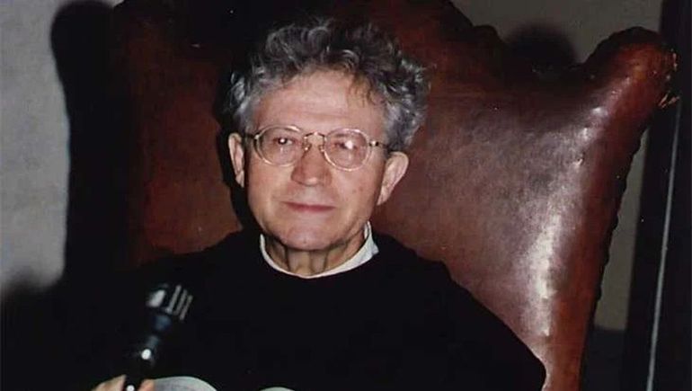 El Padre Ermetti inventó una máquina del tiempo. El Padre Ermetti inventó una máquina del tiempo.