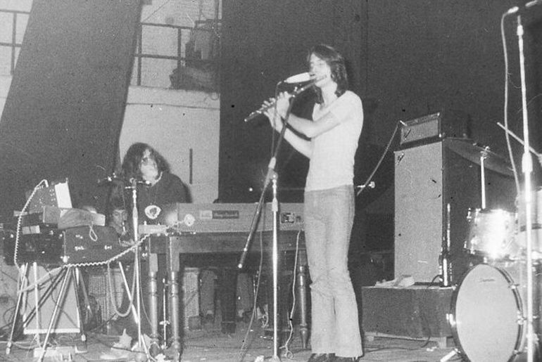 El último show de Charly García y Nito Mestre en la primera etapa de Sui Generis fue en Caleta Olivia. El último show de Charly García y Nito Mestre en la primera etapa de Sui Generis fue en Caleta Olivia.