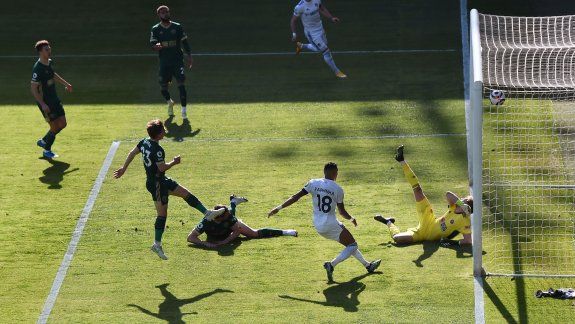 El gol en contra del Sheffield que le dio la victoria al Leeds.