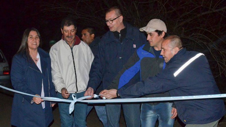 Autoridades del EPEN y de Loncopué durante el acto inaugural.