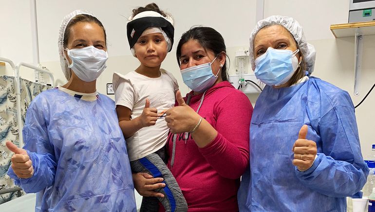 La novedosa cirugía que se hizo en el Alto Valle y que permitirá oír a una nena
