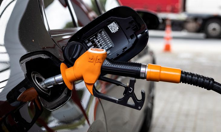 FOTO DE ARCHIVO: En medio de la suba de combustibles, los automovilistas buscan promociones y descuentos para reducir el costo de cada carga de nafta. REUTERS/Maxim Shemetov