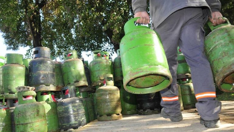 El estatal le habían readecuado tareas y en 2021 descargaba garrafa en Acción Social. La tarea le provocó otra vez una lesión en la columna. El estatal le habían readecuado tareas y en 2021 descargaba garrafa en Acción Social. La tarea le provocó otra vez una lesión en la columna.