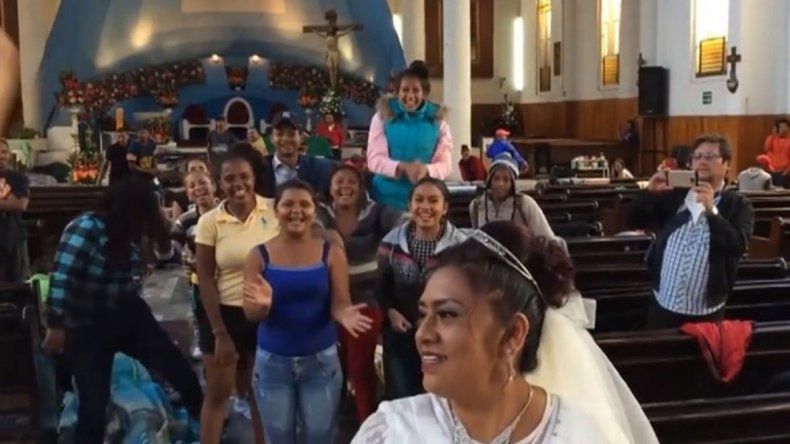 Se casaron e invitaron a la caravana migrante