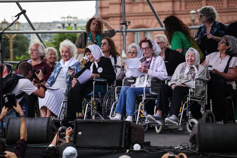 Ante una Plaza de Mayo replete, Estela de Carlotto abrió el acto central por el Día de la Memoria. Ante una Plaza de Mayo replete, Estela de Carlotto abrió el acto central por el Día de la Memoria.