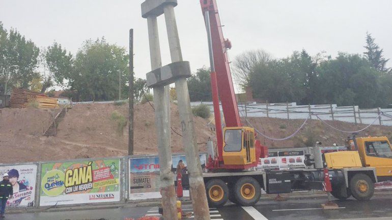 Ayer comenzaron a remover las enormes columnas de hormigón.