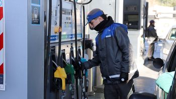 El precio de las naftas y el impuesto debería subir para volver a nivel del 2018.