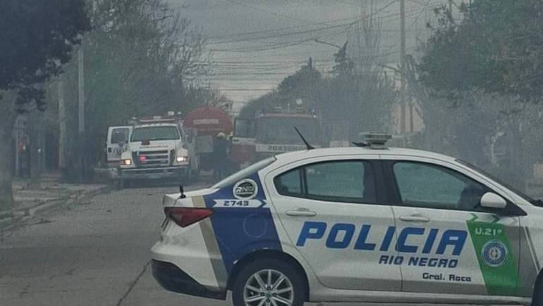 Los Bomberos Voluntarios desplegaron cinco dotaciones para contener el incendio en el depósito de pirotecnia. 
