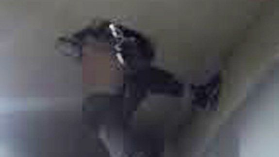 La imagen del chico tratando de zafar de la inesperada trampa.