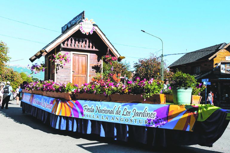La Fiesta de los Jardines es un evento que caracteriza a Villa La Angostura. La Fiesta de los Jardines es un evento que caracteriza a Villa La Angostura.