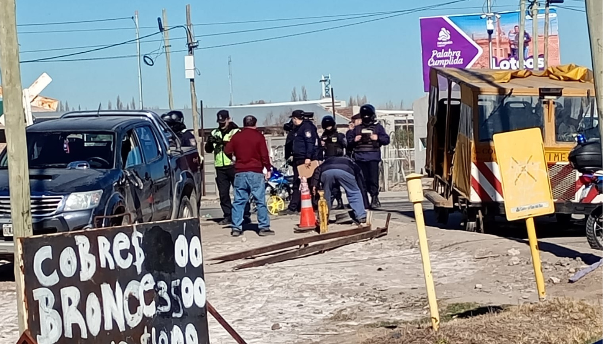 Insólito choque entre una zorra ferroviaria y una camioneta nueva en Neuquén
