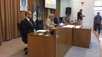 El defensor del Pueblo, Ricardo Riva, ayer, durante la presentación de su informe anual ante los concejales. El defensor del Pueblo, Ricardo Riva, ayer, durante la presentación de su informe anual ante los concejales.