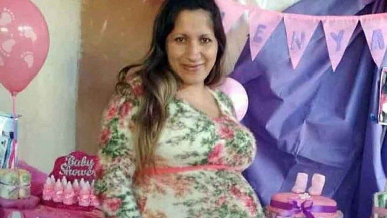 La pareja asegura que en las ecografías estaba claro que había dos corazones. Un funcionario habla de un error.