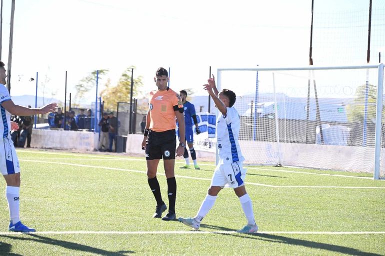 Matías Navarro festeja su primer gol con la camiseta del León.&nbsp;