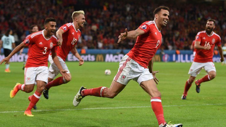 Robson-Kanu celebra su golazo.