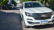 La camioneta de la víctima, una Chevrolet S10 blanca, fue robada por dos delincuentes.