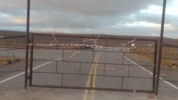 Pusieron una tranquera en la Ruta Provincial 12 de Chubut. Pusieron una tranquera en la Ruta Provincial 12 de Chubut.