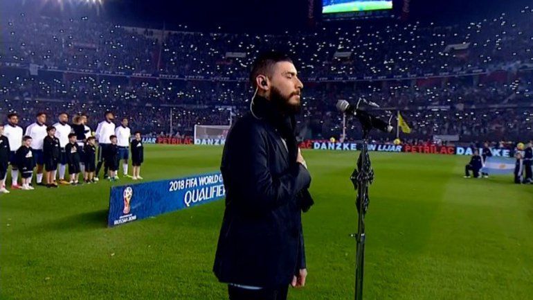 Ulises Bueno fue ovacionado por cantar el himno en la previa de Argentina-Venezuela