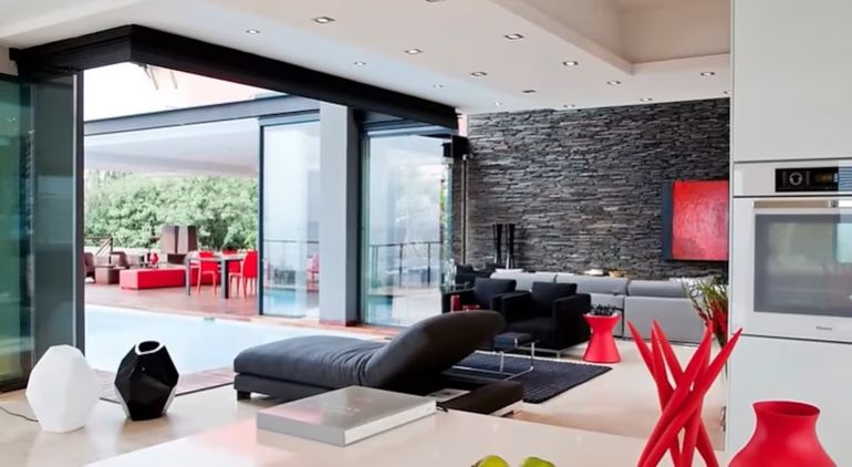 En 2009, Messi –junto a su esposa Antonela Roccuzzo- adquirieron una mansión en Castelldefels. En 2009, Messi –junto a su esposa Antonela Roccuzzo- adquirieron una mansión en Castelldefels.