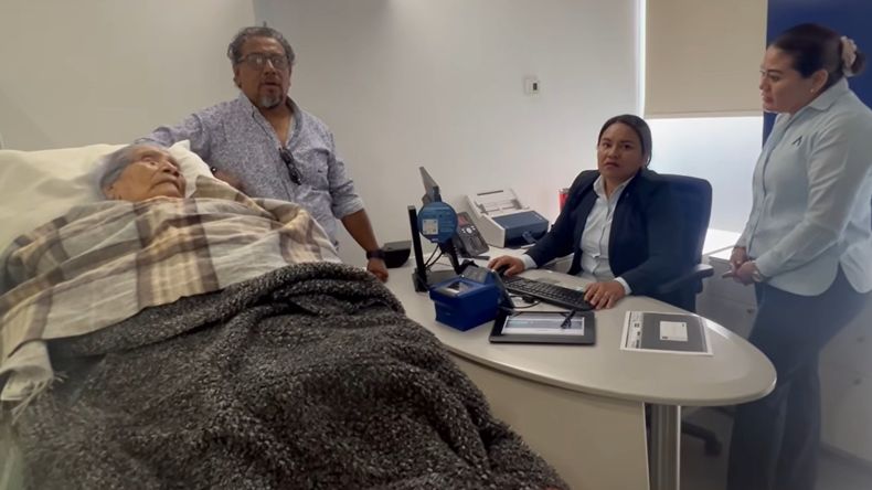 La mujer de 96 años se vio obligada a ir personalmente a un banco privado de México para poder volver a cobrar su pensión después de seis meses.