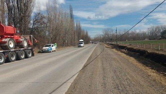 Un camión enganchó cables