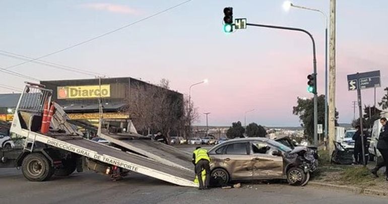 Retiran los autos tras el choque fatal en Comodoro Rivadavia. Retiran los autos tras el choque fatal en Comodoro Rivadavia.