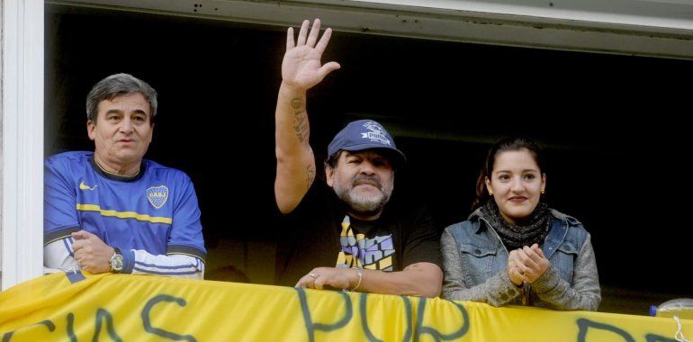 Maradona en su palco de Boca. Dentro de poco vuelve a ese estadio como DT.