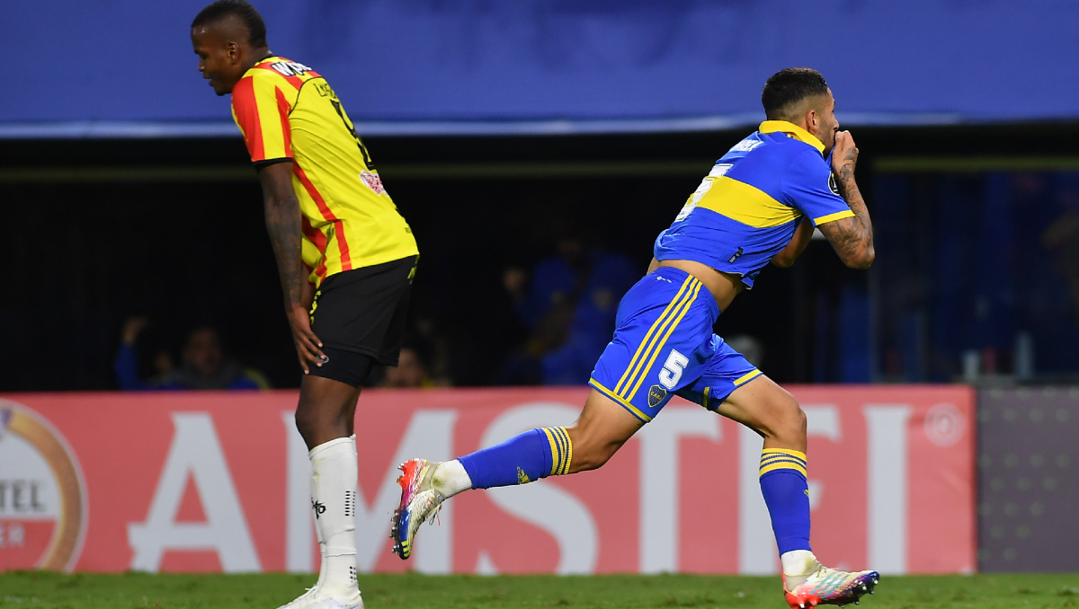 El festejo desaforado de Alan Varela, besándose el escudo tras marcar el 2-1.&nbsp;
