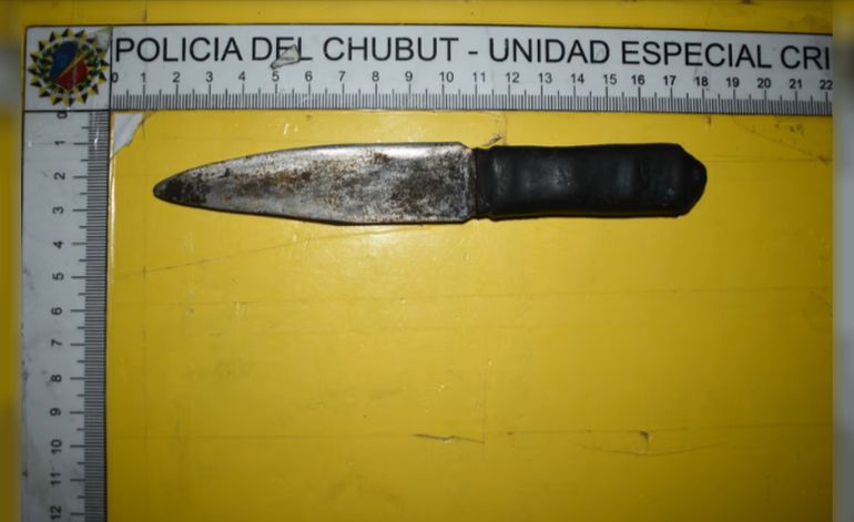 El cuchillo que encontraron en la casa del acusado del crimen. El cuchillo que encontraron en la casa del acusado del crimen.