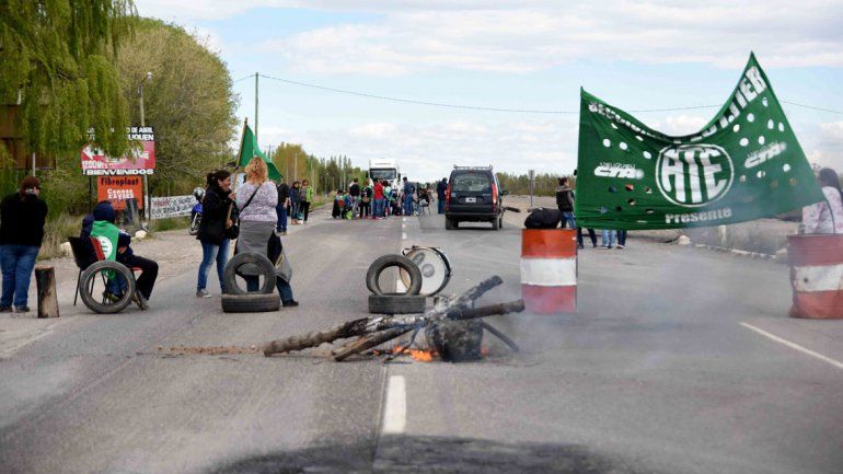 Ayer el corte se mantuvo durante buena parte de la jornada. Hoy volverán a las rutas desde las 10. El Municipio les debe parte de los sueldos.
