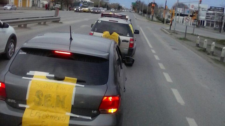 Una caravana de enfermeros marchó por el reclamo salarial