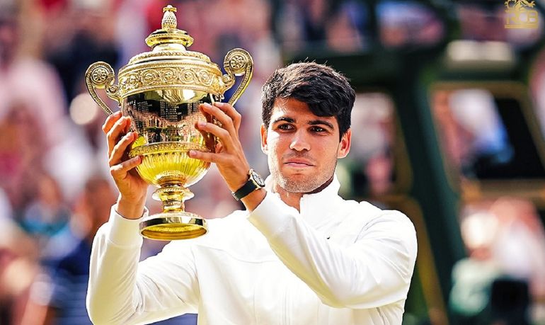 Carlos Alcaraz con el trofeo de Wimbledon nuevamente. 