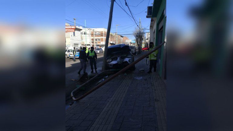 Intentó esquivar un taxi y chocó contra dos postes de luz en el centro