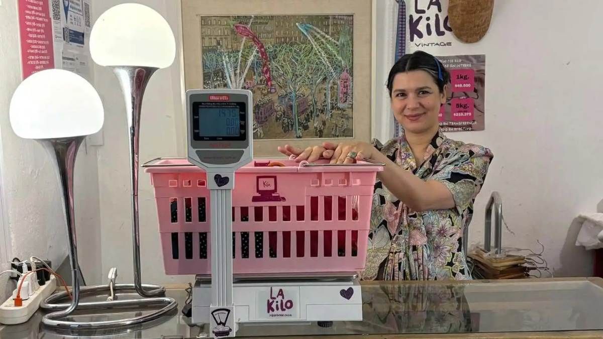 La idea original fue de María Machado Cherny, creadora de la tienda que en diciembre de 2023, cuando estaba a punto de cerrar. “Tenía que liquidar todo”, y lo hizo vendiendo la ropa por kilo.