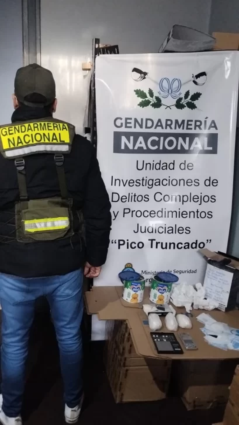 El paquete estaba dirigido a ciudadanos de Puerto Deseados. Las personas involucradas fueron demoradas y puestas a disposición de la Justicia. El paquete estaba dirigido a ciudadanos de Puerto Deseados. Las personas involucradas fueron demoradas y puestas a disposición de la Justicia.