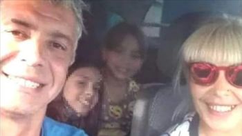 La selfie que los García, vecinos de Caleta Olivia, se sacaron cuando salían de viaje a Chubut, horas antes del accidente fatal en la Doble Trocha. La selfie que los García, vecinos de Caleta Olivia, se sacaron cuando salían de viaje a Chubut, horas antes del accidente fatal en la Doble Trocha.