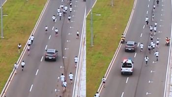 El auto conducido por La Vaca Leguizamón Díaz avanzó a gran velocidad en medio de los participantes de la maratón. El auto conducido por La Vaca Leguizamón Díaz avanzó a gran velocidad en medio de los participantes de la maratón.
