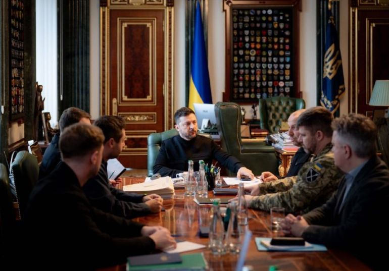 Zelenski, junto a la delegación ucraniana que estuvo en Abu Dabi negociando con las partes estadounidense y rusa el final de la guerra. Zelenski, junto a la delegación ucraniana que estuvo en Abu Dabi negociando con las partes estadounidense y rusa el final de la guerra.